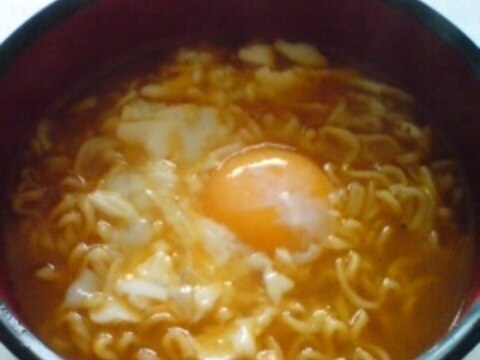 黒酢とたまごを入れて食べる辛インスタントラーメン